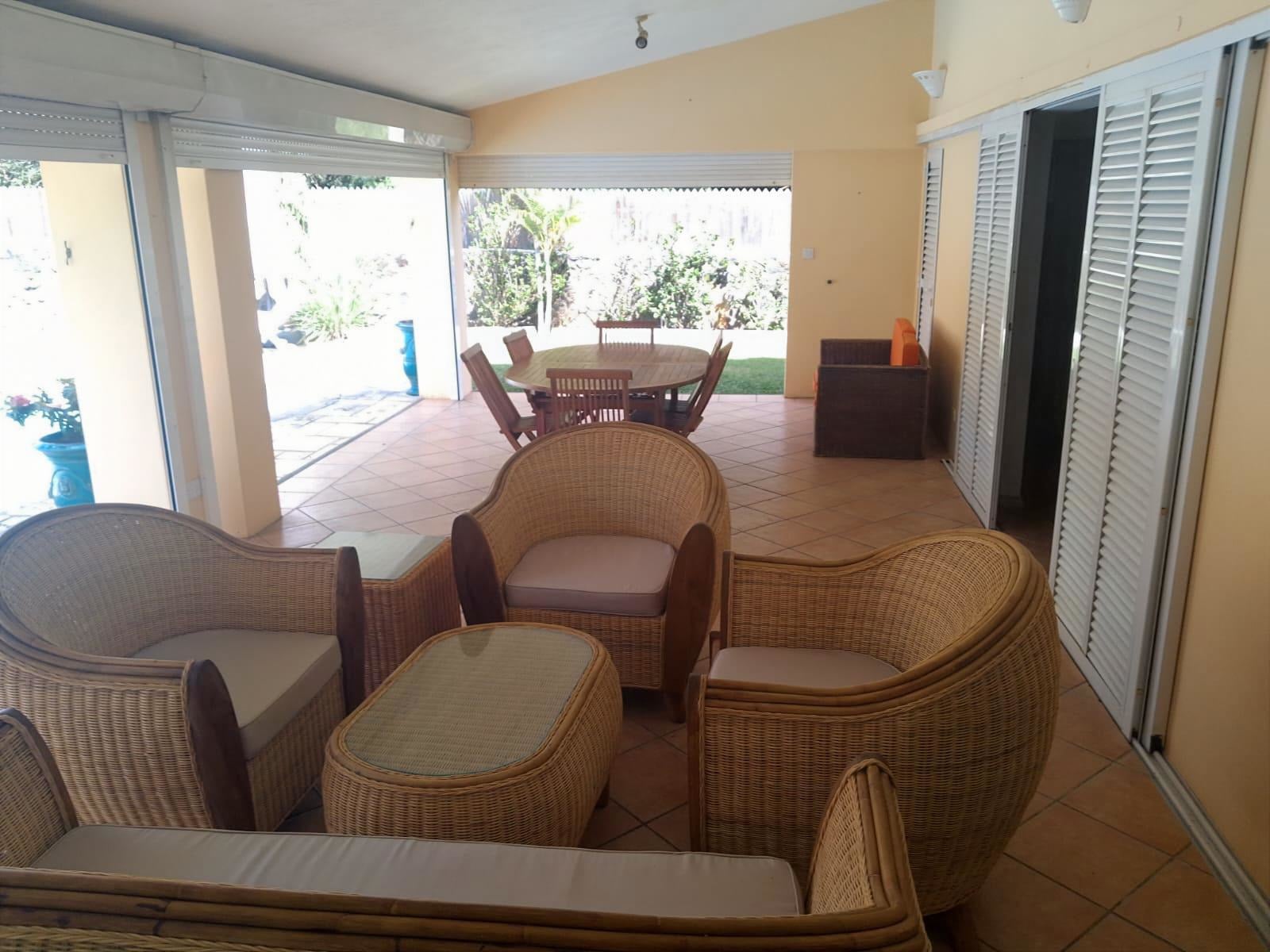 Villa de 3 dormitorios + casa de huéspedes independiente de 2 dormitorios | Pointe aux Canonniers | 160.000 rupias al mes