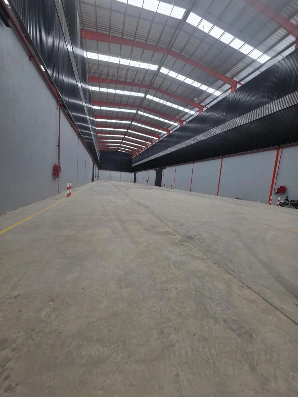 KOUMASSI Rue des industries location entrepôt 1440m2