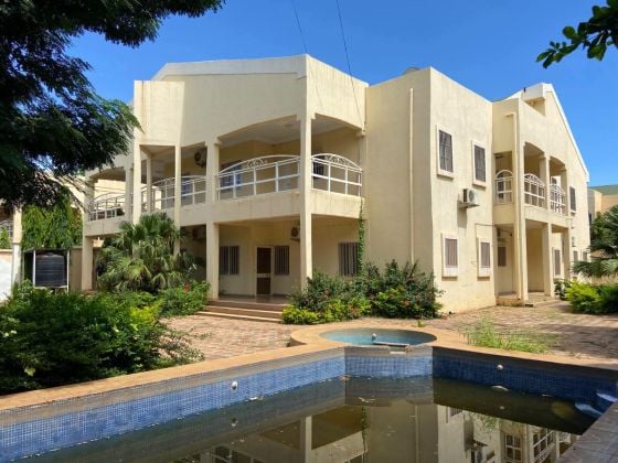 belle villa duplex de 10 pièces + piscine Ouaga 2000 Zone A