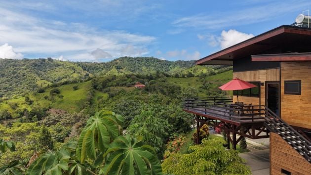 Finca de 2.47 acres con casa de dos plantas, rancho y piscina en La ...