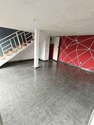 Shop with mezzanine for rent in Vallon