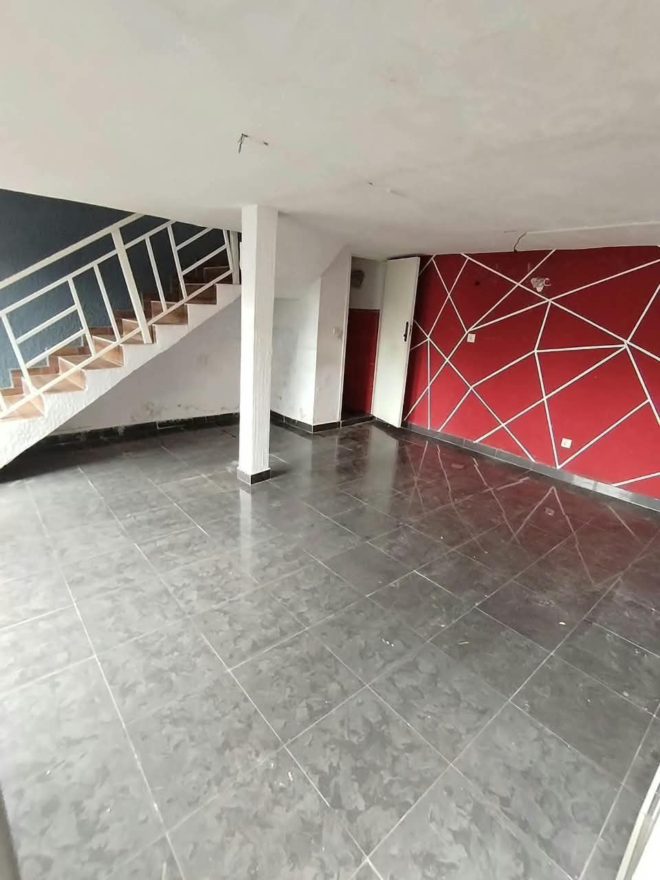Location d'un Magasin avec mezzanine au Vallon