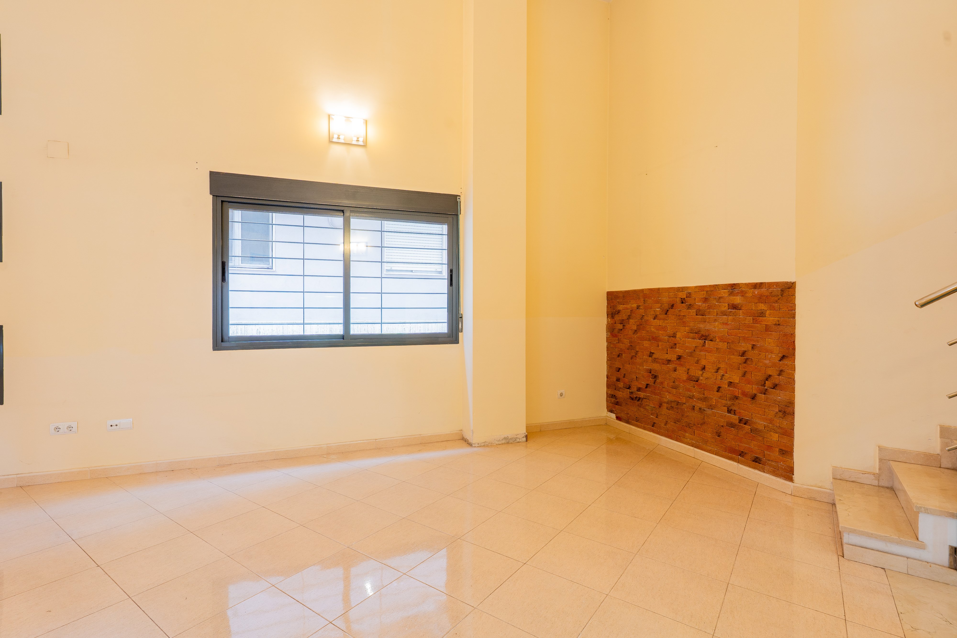 Luminoso dúplex de 124 m² en Alfara del Patriarca – 3 dormitorios, cerca de la CEU y del metro.