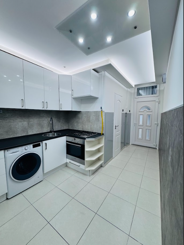 Studio entièrement rénové et prêt à emménager à vendre - District 13