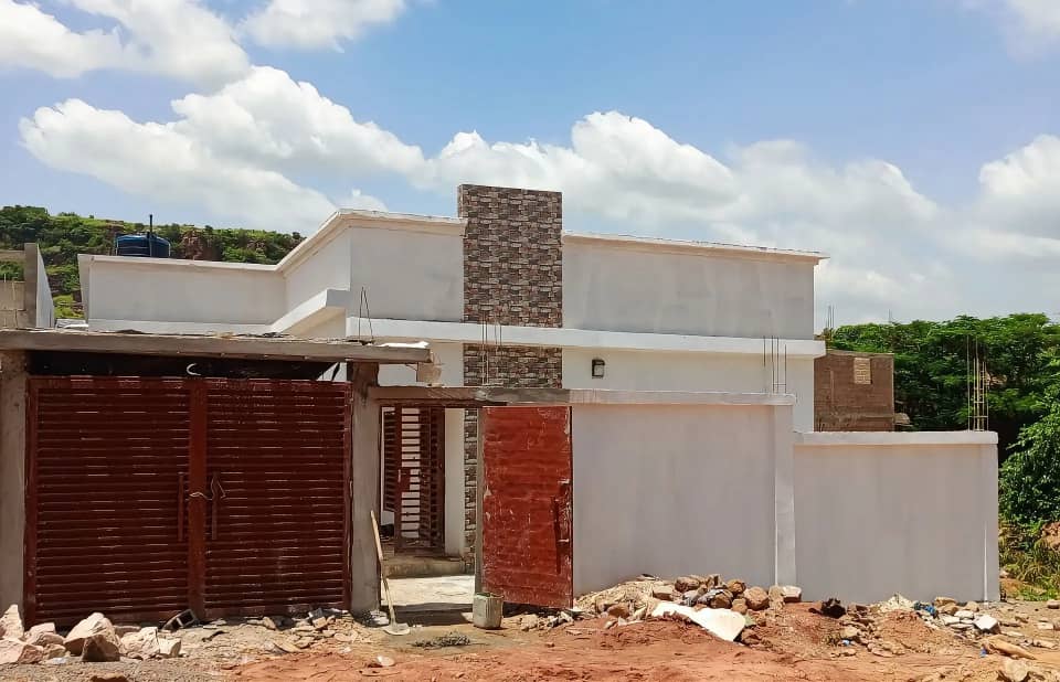Villa neuve en titre foncier en finition à vendre à KANADJIGUILA 