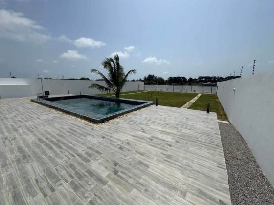 À louer bassam villa en bordure de lagune 