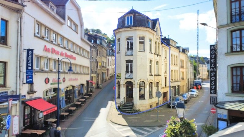 BOUILLON : Charmant immeuble composé de deux maisons de commerce communicantes.