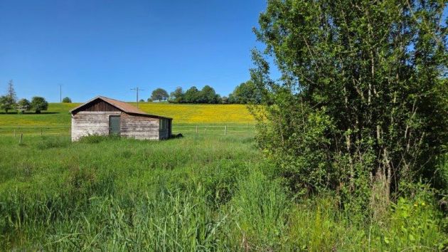 LORCY : Beau terrain situé au calme et traversé par un ...