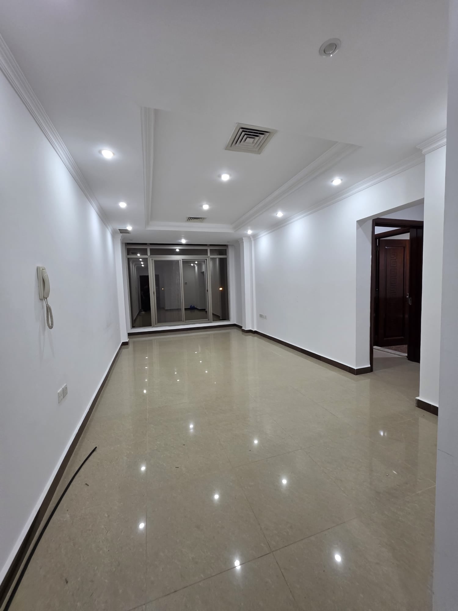 Apartment for rent in Salmiya. Features: living room (7.3m x 3.5m),
