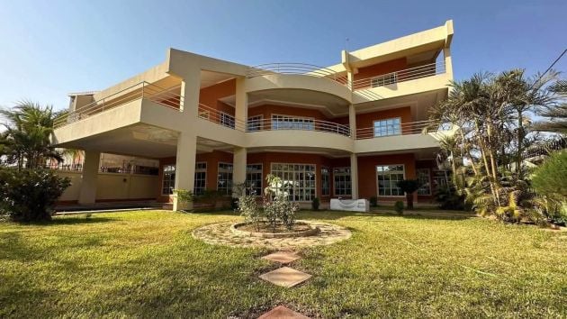 belle villa triplex de 13 pièces + piscine Ouaga 200 Zone A
