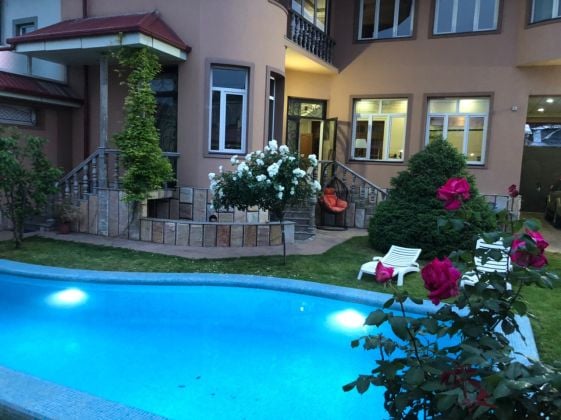Great 4 bedrooms and 4 bathrooms house with outdoor pool in the city center