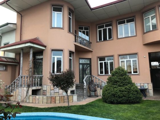 Cozy 4 bedrooms and 4 bathrooms house of 240 m2 with outdoor heated pool ...