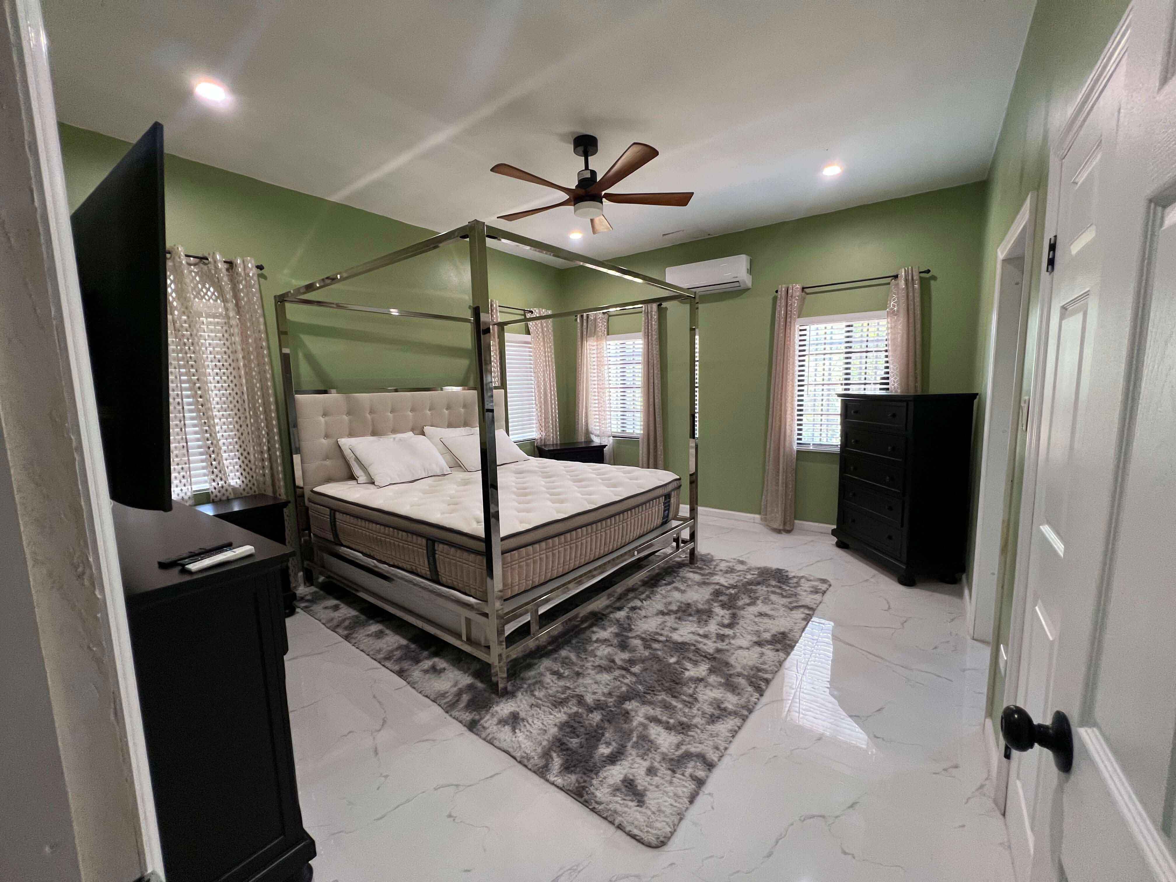 Modern Luxury 3-Bedroom, 2-Bath Upper-Floor Apartment