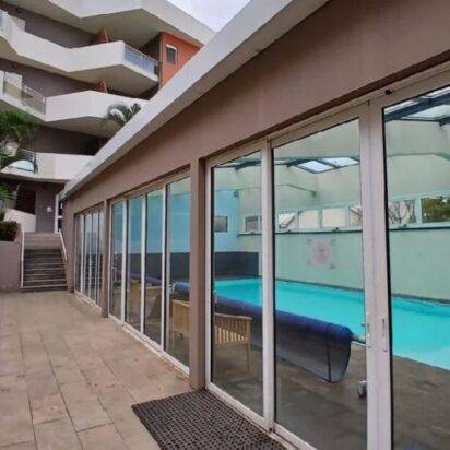 SE VENDE - AMBATOBE - APARTAMENTO DE LUJO DE 1 HABITACIÓN, SEMIAMUEBLADO, CON HERMOSAS VISTAS - GENERADOR Y ACTIVIDADES EN UNA RESIDENCIA SEGURA, A PASOS DE LA ESCUELA FRANCÉS
