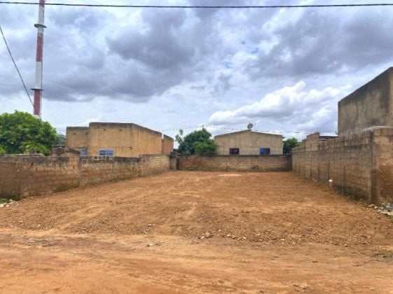 UNE PARCELLE NUE D'UNE SUPERFICIE DE 240 M² EN VENTE À NIOKO 1 