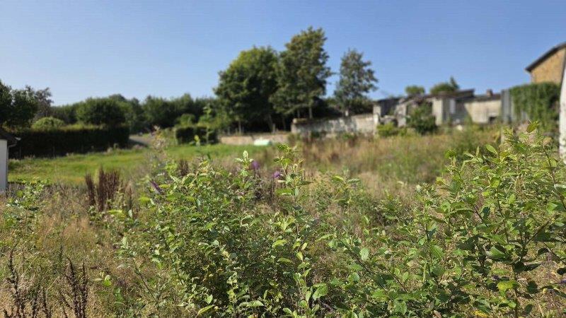 LES HAYONS (BOUILLON):Terrain à bâtir de plus de 6a avec projet de construction.