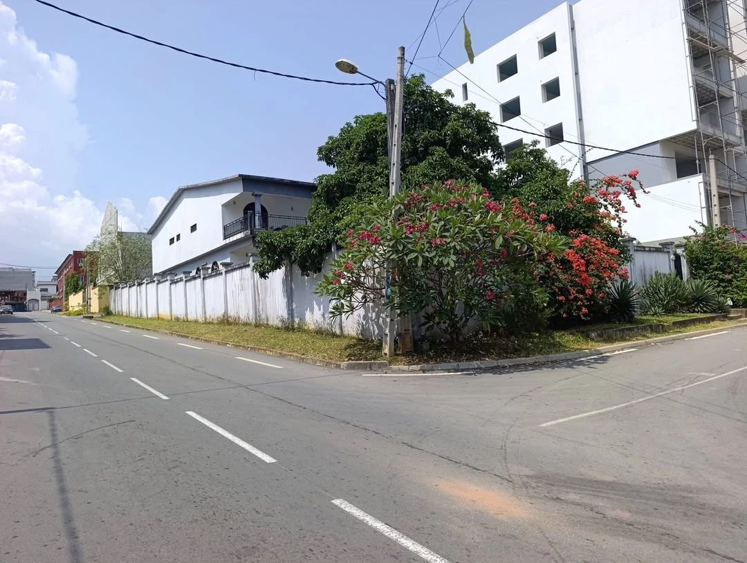 Cocody M'Badon vente site 1000m2 a l'angle.