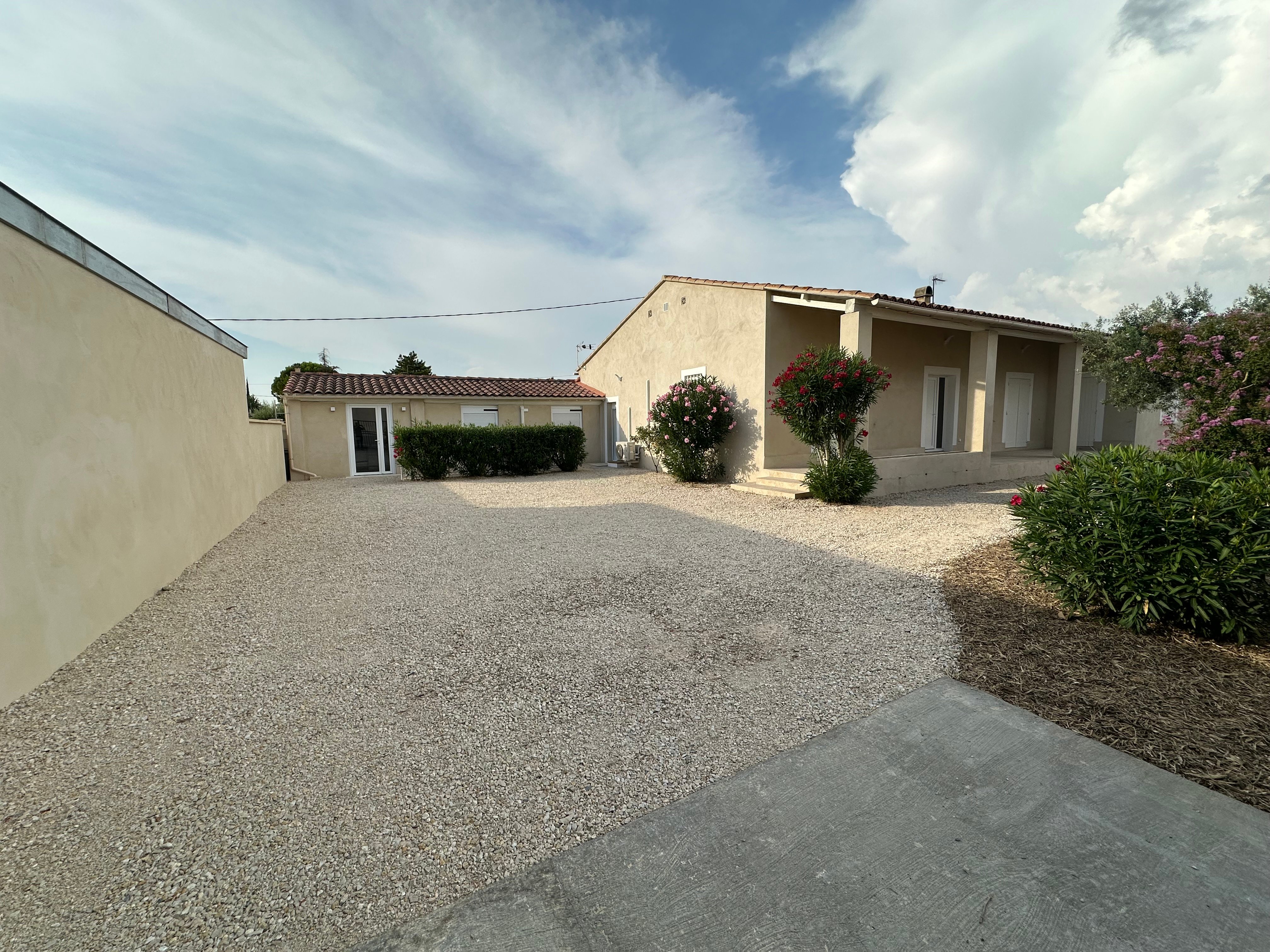 Renovated villa in the heart of Provence, on the doorstep of Avignon. 175 sq m plus self-contained one-bedroom annexe
