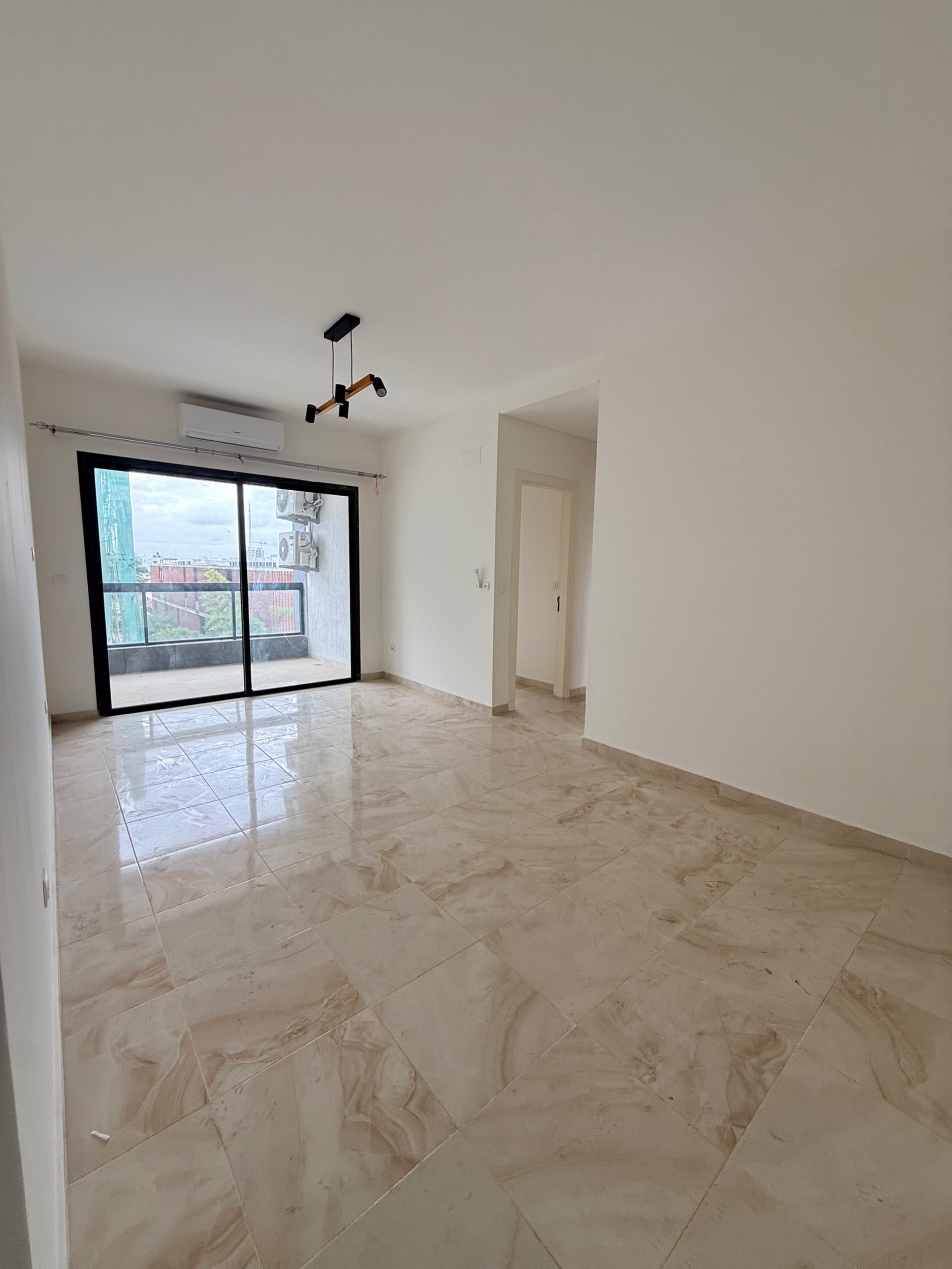 Se alquila Riviera 4. Apartamento nuevo de 4 habitaciones + piscina + gimnasio.
