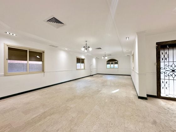 Four bedroom floor with private entrance for rent in Jabriya 