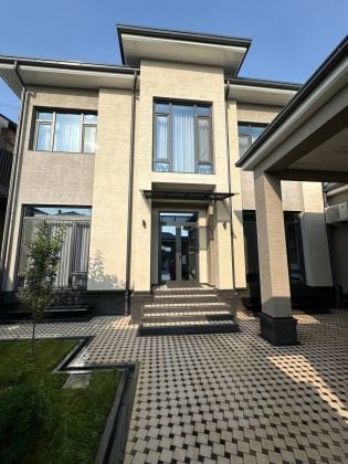 Maison de luxe moderne avec piscine et sauna (Tous les services sont ...