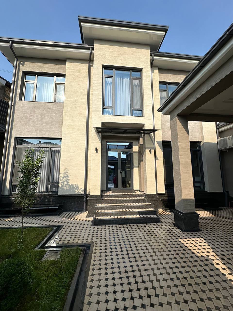 Moderna casa de lujo con piscina y sauna (todos los servicios cuentan con licencia).