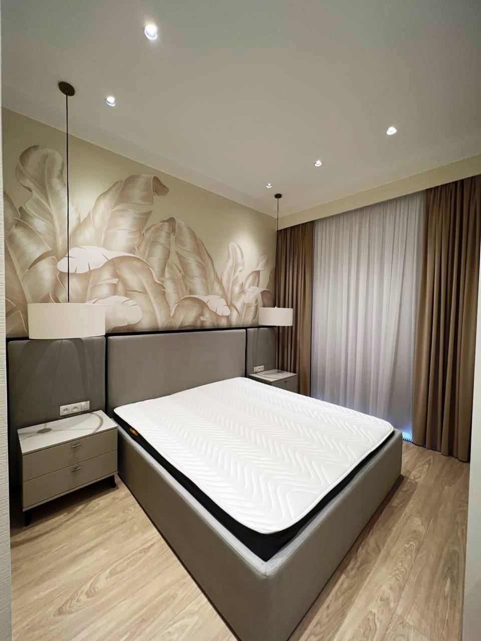 Se alquila un impresionante apartamento independiente de 2 habitaciones en el centro de Tashkent. Ubicado en la nueva urbanización de la avenida Mirabad. Todos los servicios cuentan con licencia.