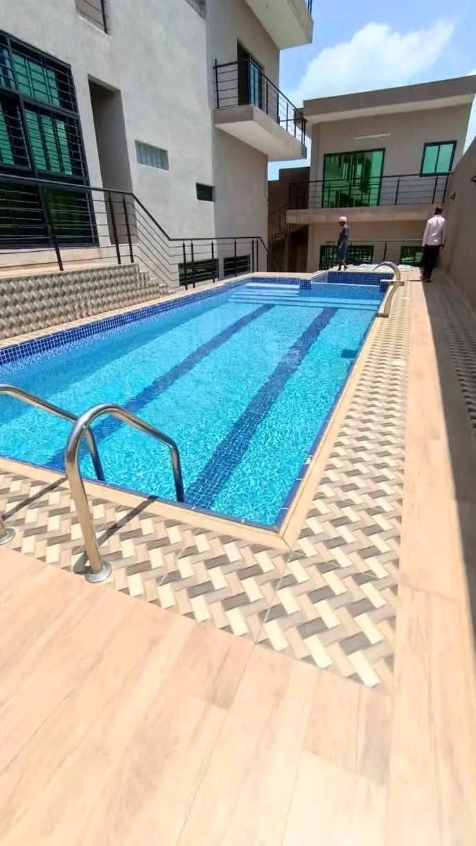 Villa di 14 locali in vendita con piscina ad Angré, vicino al nuovo ospedale.