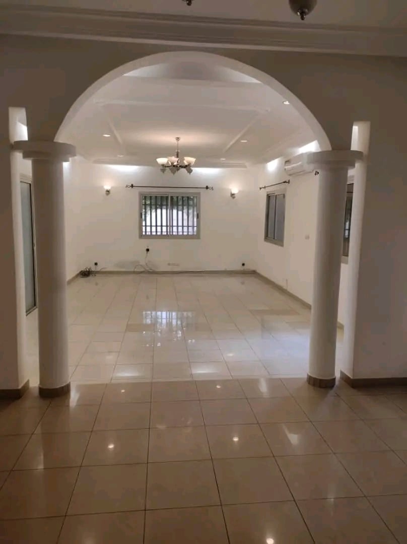 Un duplex avec piscine de 10 pièces en location à la zone du bois