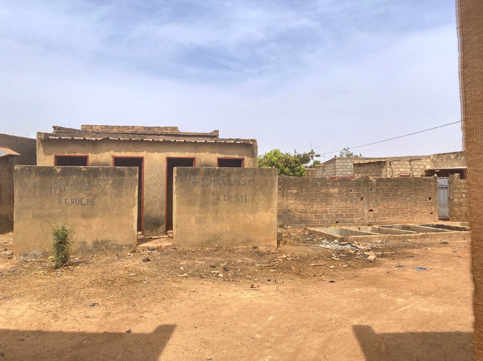 UN VASTE TERRAIN DE 5 000 M² À KAMBOINSÉ AVEC INFRASTRUCTURES EXISTANTES EN VENTE