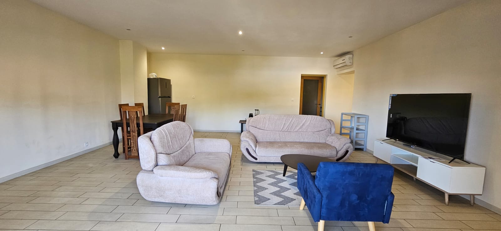 À LOUER – PRESTIGIEUX APPARTEMENT T5 MEUBLÉ & ÉQUIPÉ À IVANDRY