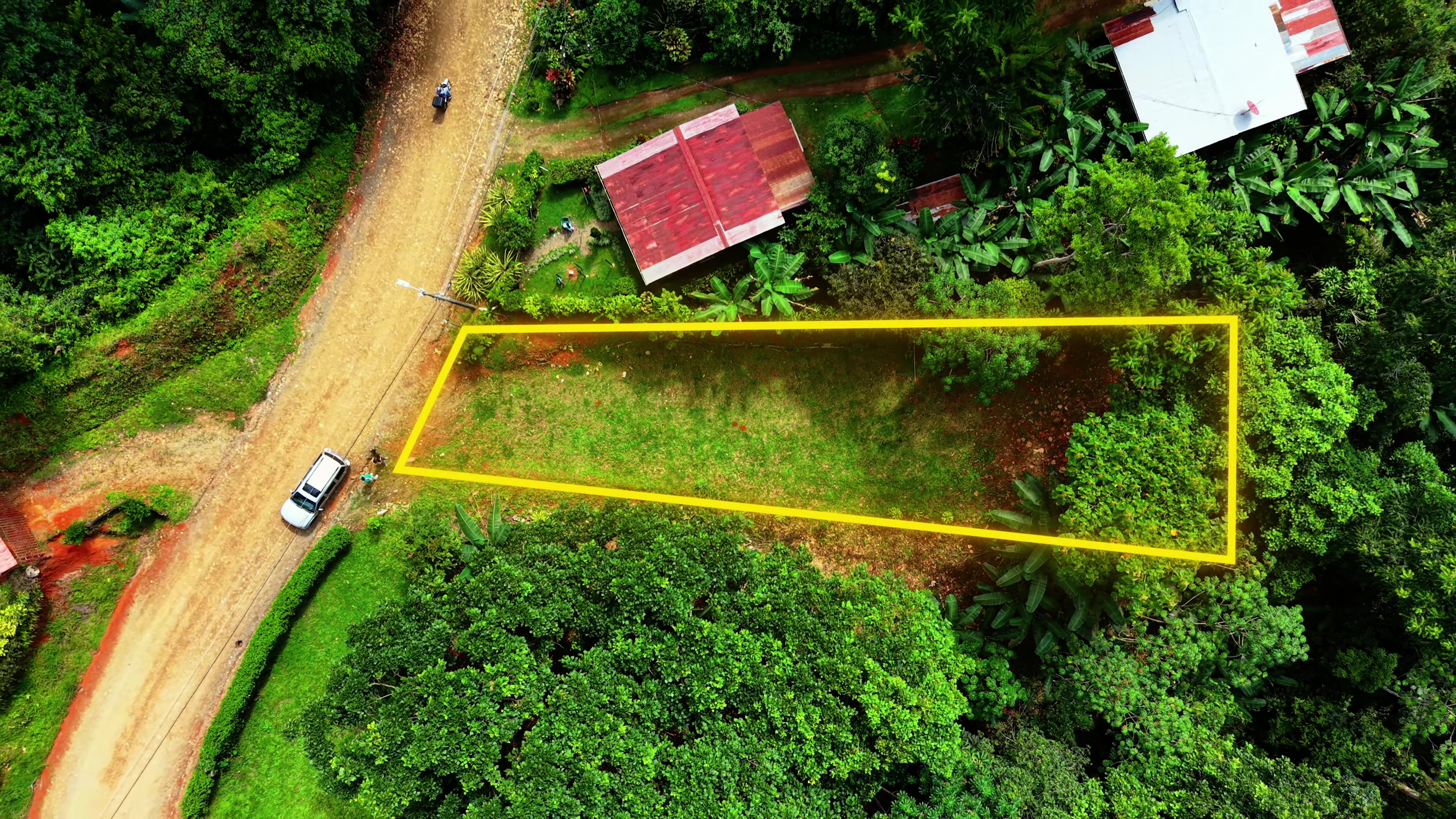 LOT SURROUNDED BY NATURE JUST 10 MINUTES FROM DOWNTOWN