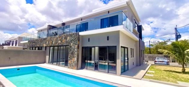 Spacious individual villa for rent in Pereybere