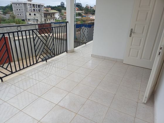 APPARTEMENT CLIMATISE DE 3 CH., 3 SALLES D'EAU AU BAS DE GUEGUE