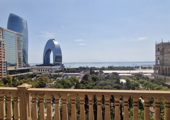 Sea view 2  bedroom apartment in a city center for rent.