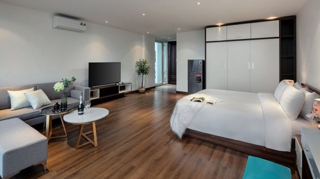 Luxury, modern 1 – bedroom apartment with balcony and lake view in ...