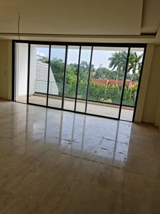 Location de triplex de 10 pièces. Cocody cente 
