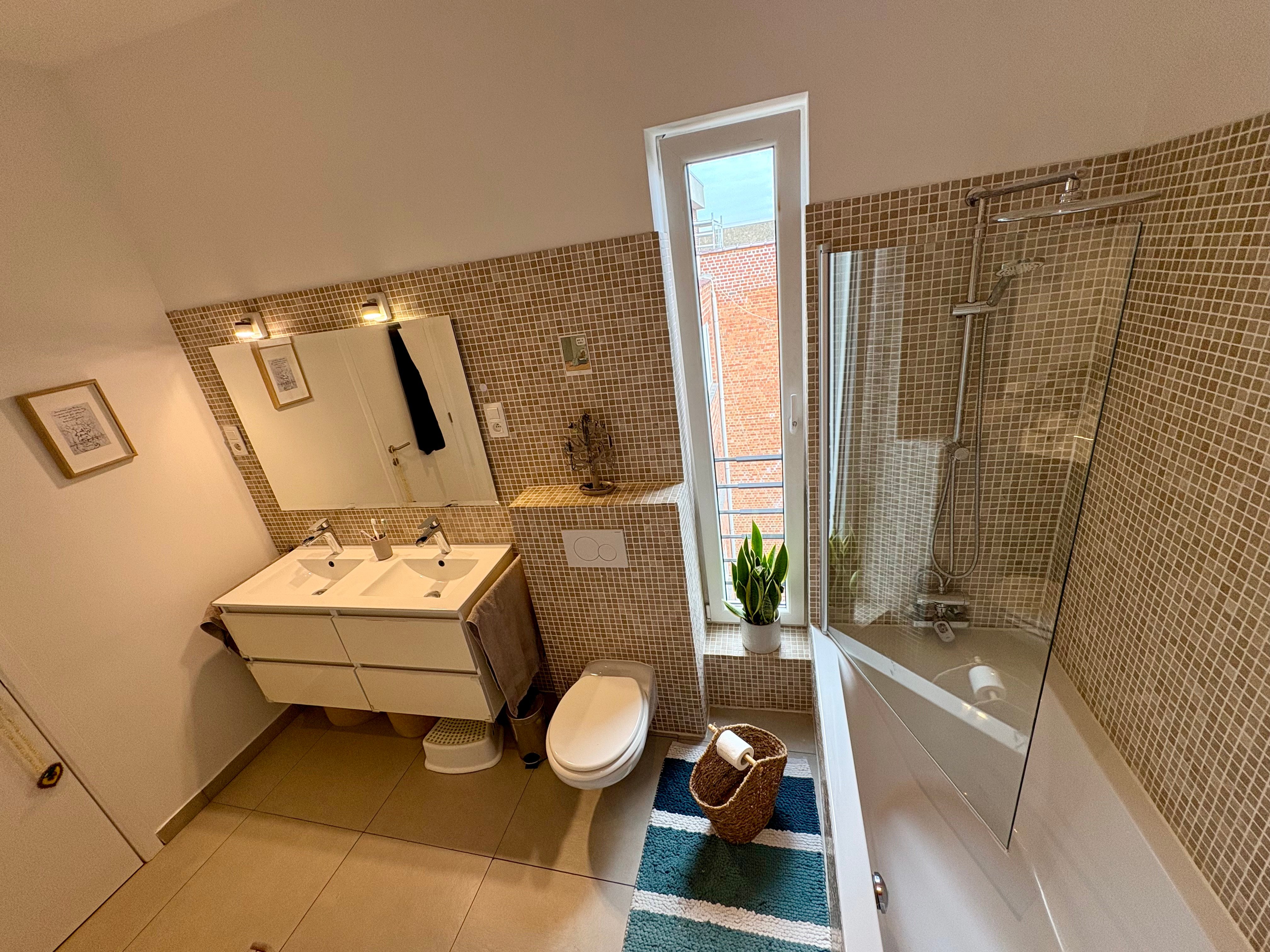 Ixelles - Molière/Châtelain. Bright and spacious top-floor with 2 bedrooms and 3 terraces