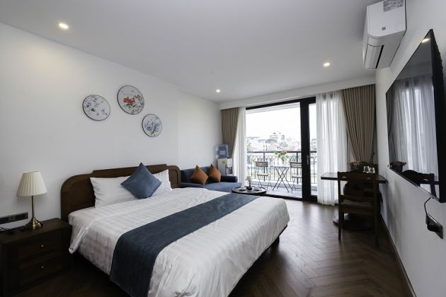 Luxury, modern studio apartment with balcony and lake view in Xuan Dieu ...