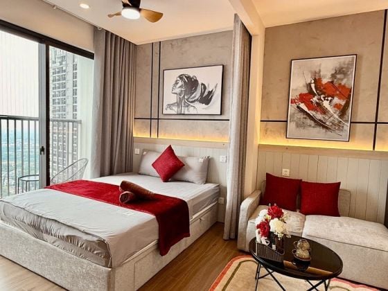 Luxury, modern studio apartment with balcony at Ecopark, Van Giang, Hung ...