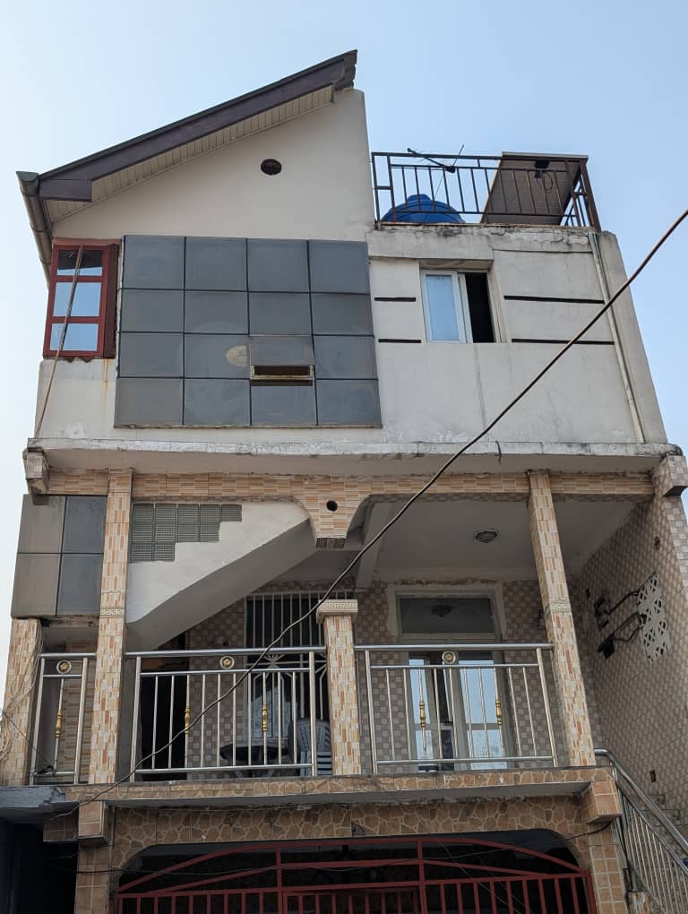 PARCELLE AVEC IMMEUBLE LOCATIF DE 4 APPARTEMENTS À VENDRE À BARUMBU