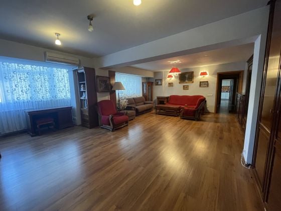 Appartamento trilocale – Ufficio o residenza – Piazza ...
