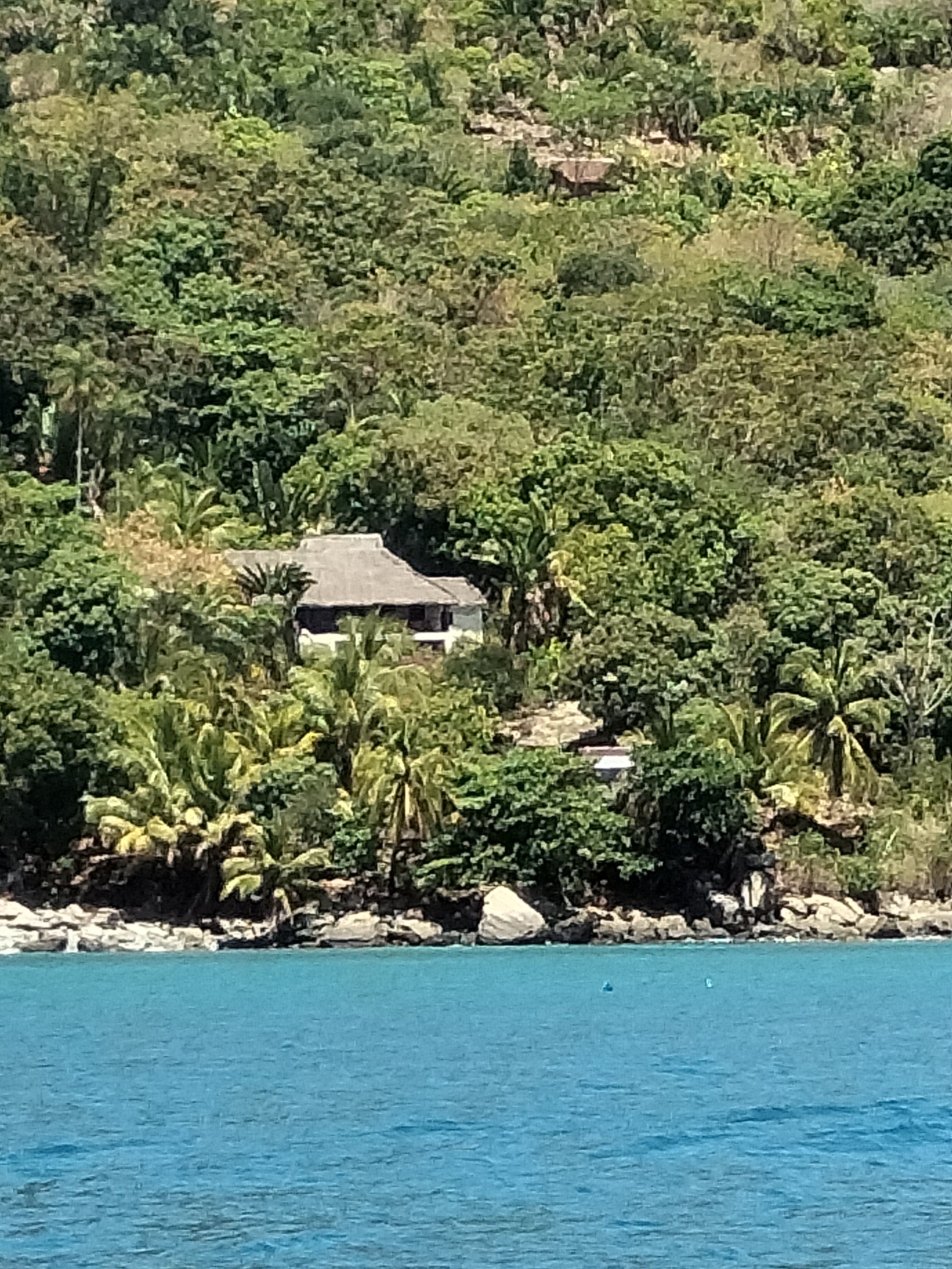 Maison titrée bornée avec terrain nosy komba