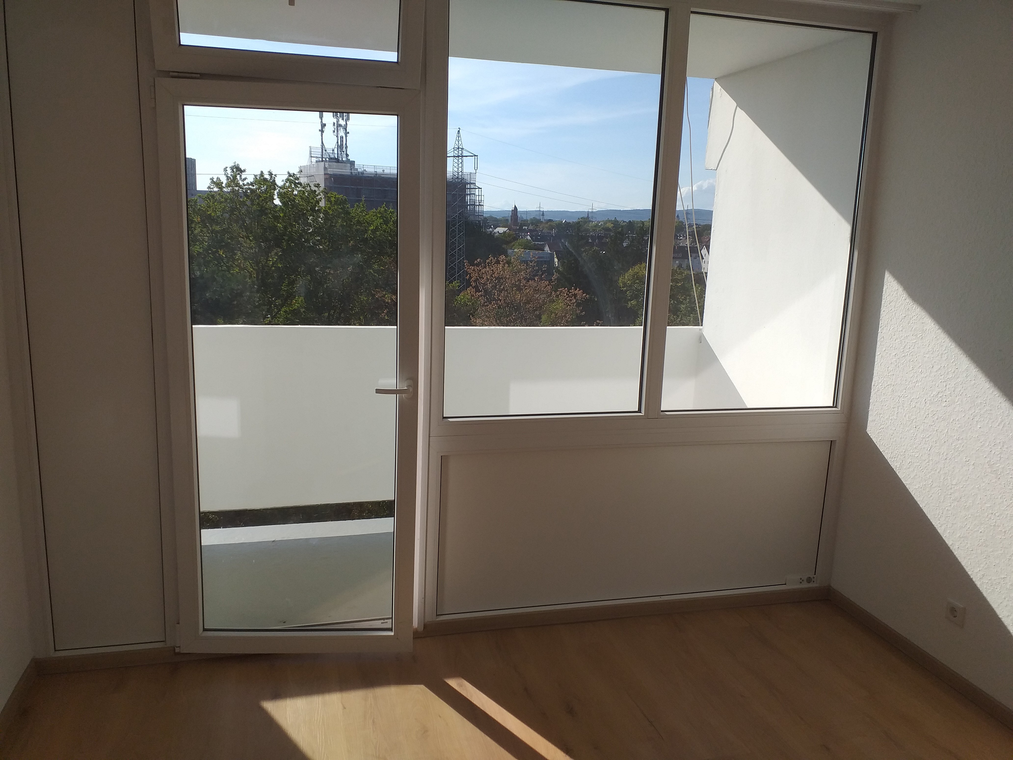 Renovated 37 m² Studio in Frankfurt‑Nied – Balcony with Taunus View, Underground Parking Included
