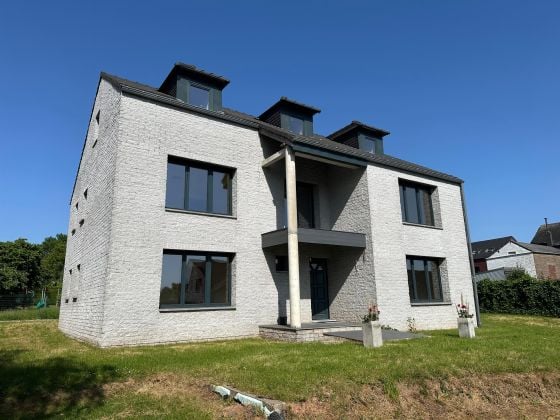 Large 400 m² family home · 5 bedrooms · 10 min from ...