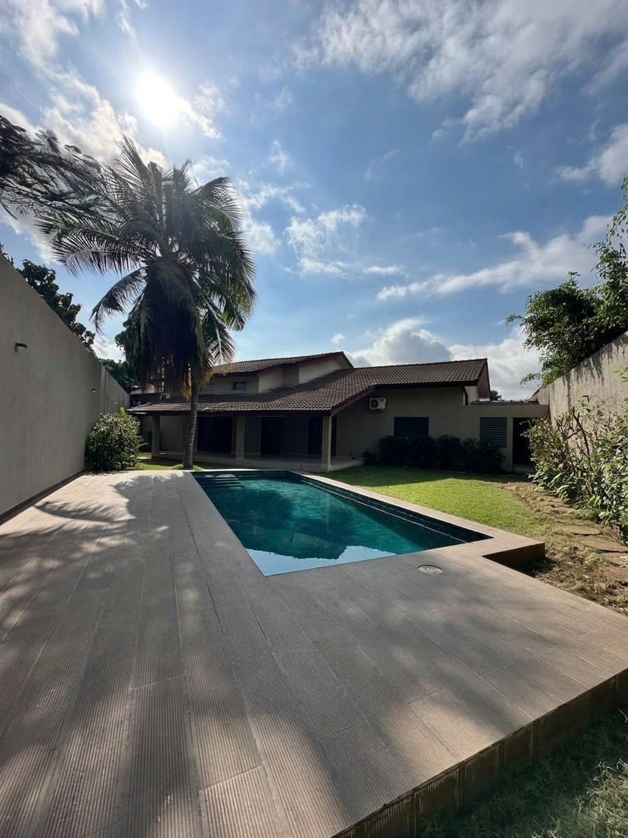 Riviera 3, a very accessible and gated community, offers security; 6-room villa with garden and swimming pool
