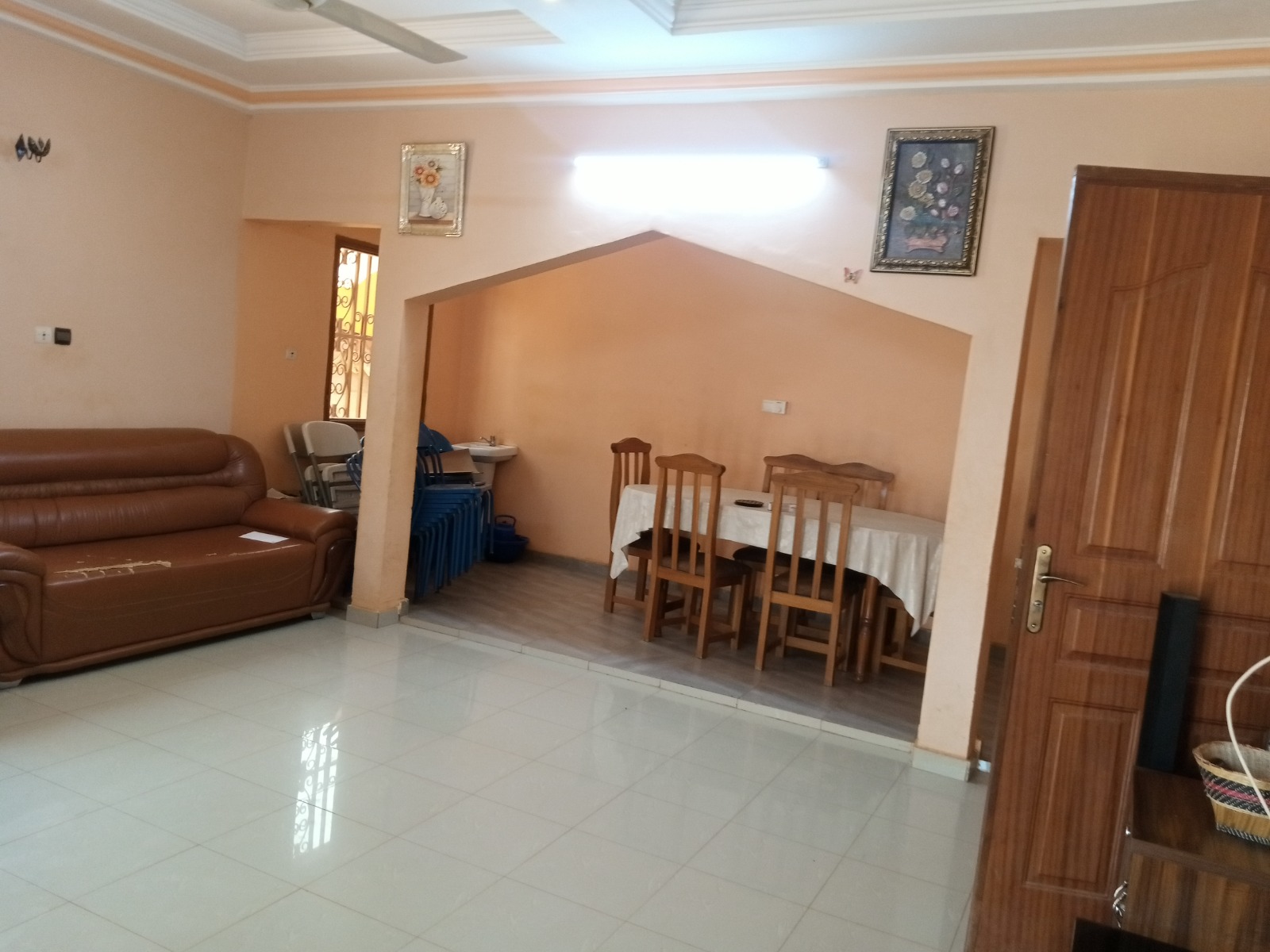 UNE VILLA DE TYPE F4 BÂTI SUR UNE PARCELLE DE 300 M2 EN VENTE A LA CITE DE SAABA
