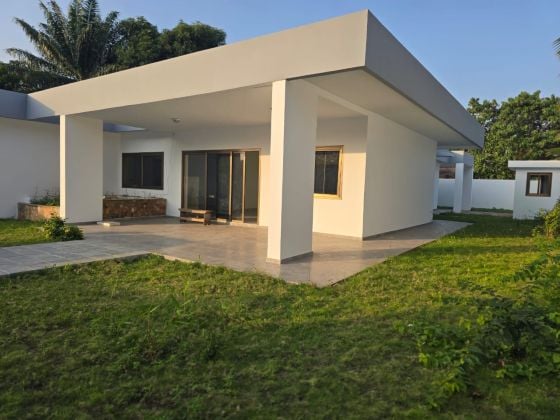 Location d'une maison à piscine et jardin 