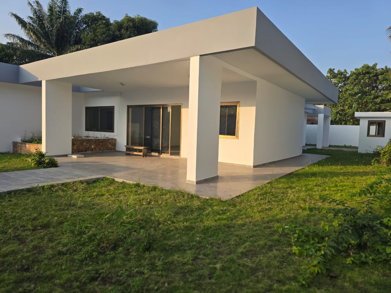 Location d'une maison à piscine et jardin