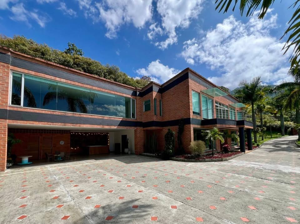VENTA en Las Palmas🏡✨ | Exclusiva casa campestre con 4 suites, jacuzzi y cancha | 4.100 m²